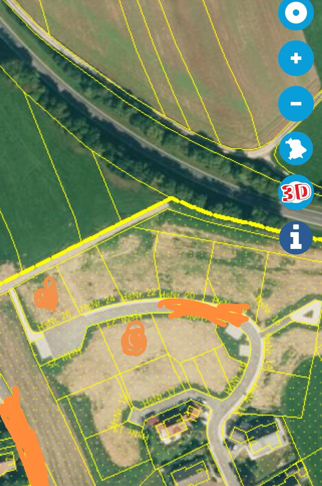 Satellitenbild eines Baugebiets mit gelben Grenzlinien, kurviger Straße und Feldern
