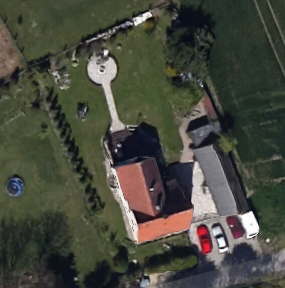 Luftaufnahme eines Hauses mit rotem Dach, Garten und drei geparkten Autos.