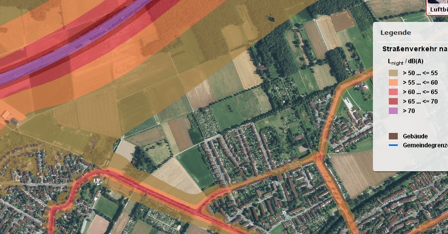 Luftbild einer ländlichen Siedlung mit farbigen Planungszonen und Straßennetz mit Legende