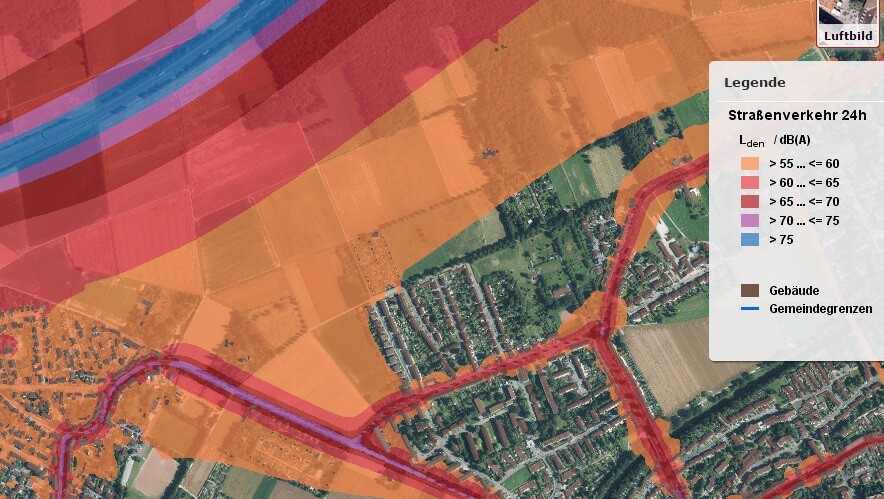 Luftbild einer Ortschaft mit farbigem Verkehrs- und Bebauungsflächenoverlay
