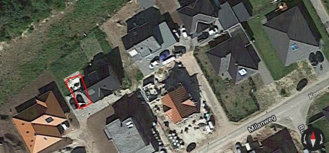 Satellitenaufnahme eines Wohnviertels; roter Rahmen markiert ein Auto auf einem Parkplatz.