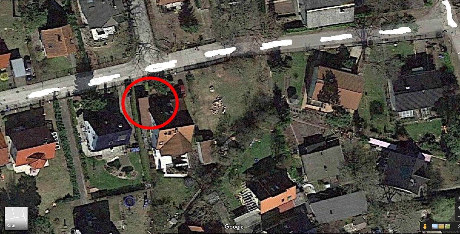 Luftbild eines Wohngebiets mit rotem Kreis um ein Haus