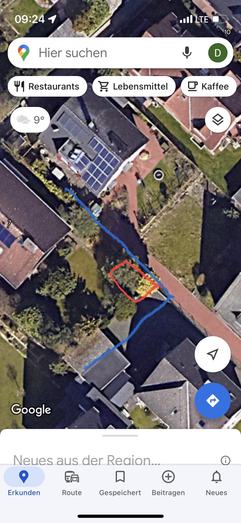 Satellitenansicht eines Wohnviertels mit blauer Route und rotem Rechteck auf dem Garten.