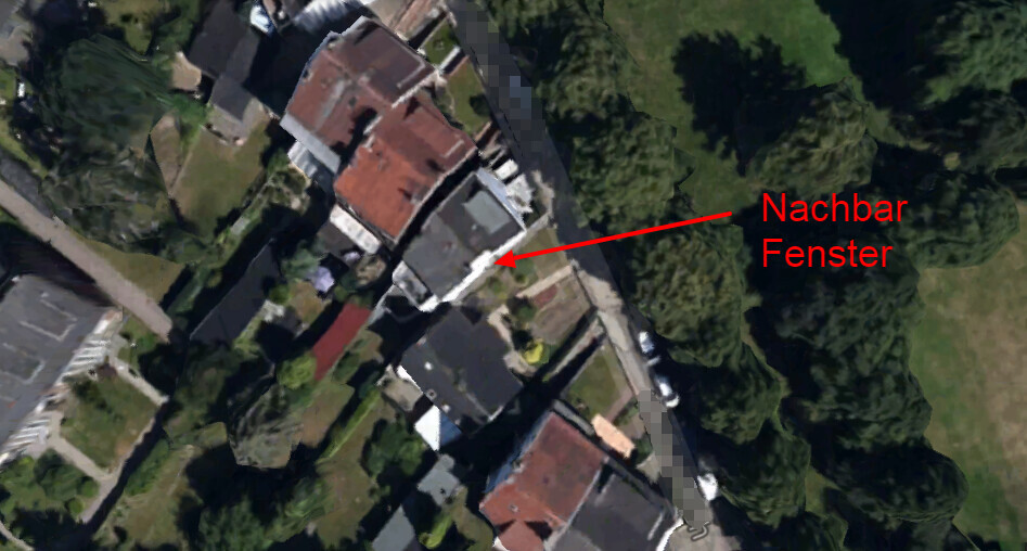 Luftbild eines Wohnviertels mit Pfeil zum Nachbarfenster