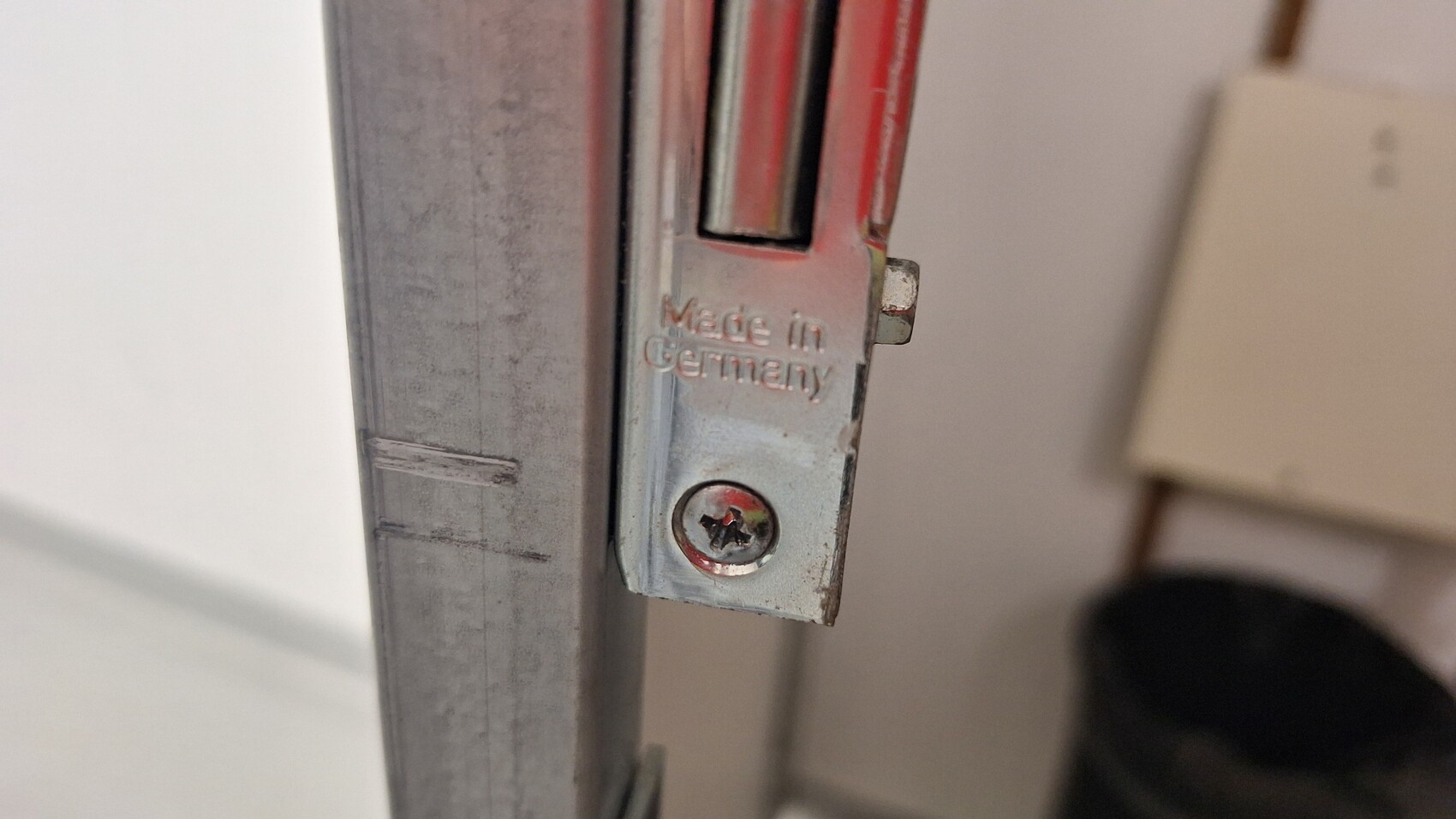 Nahaufnahme eines Metallverschlusses mit Schraube und Gravur Made in Germany