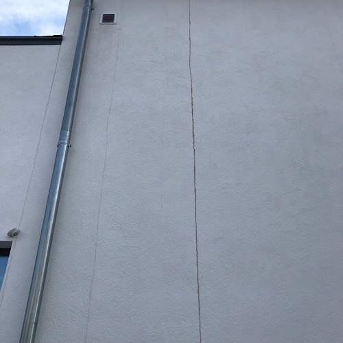 mangel-an-fassade-rotbraune-streifen-fluessigkeit-rost-237317-1.jpeg