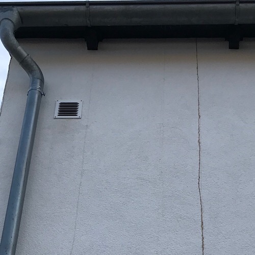 mangel-an-fassade-rotbraune-streifen-fluessigkeit-rost-237325-1.jpeg