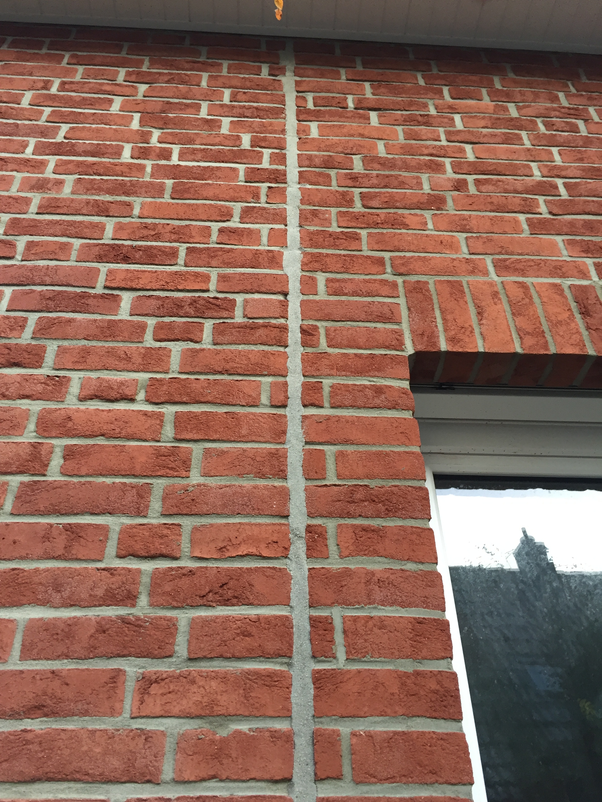 mangelhafte-dehnungsfuge-in-klinkerfassade-361316-3.JPG