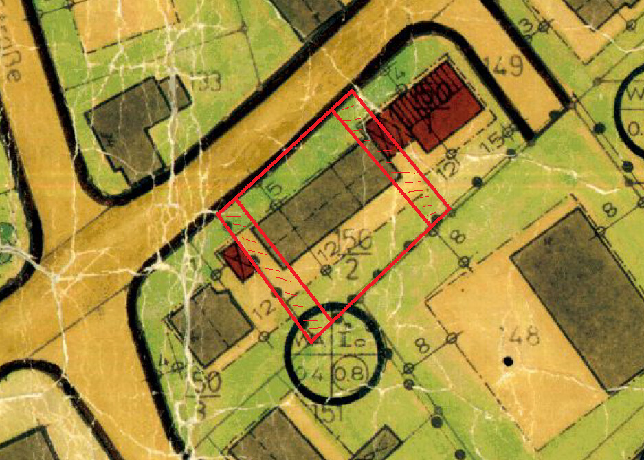 Luftbild einer Stadtkarte mit gelben Straßen, grünen Flächen und rotem Rechteck um ein Grundstück.