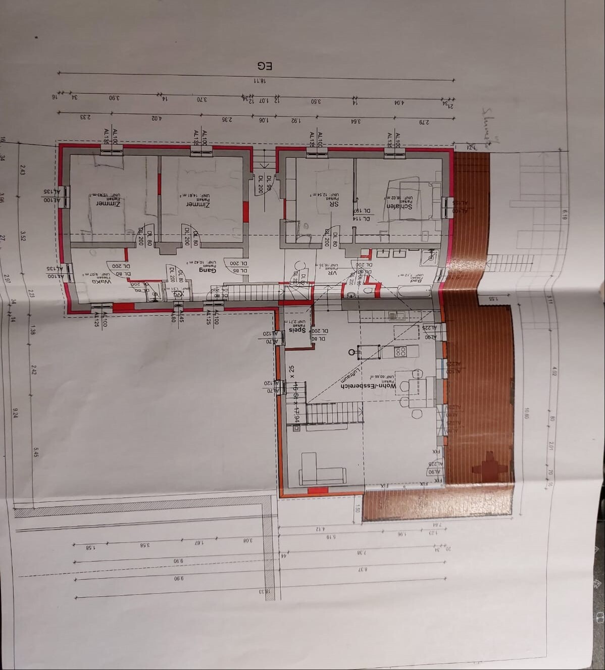 Grundriss eines Hauses, Erdgeschoss, Räume wie Wohnzimmer, Küche, Schlafzimmer; rote Außenumrandung.