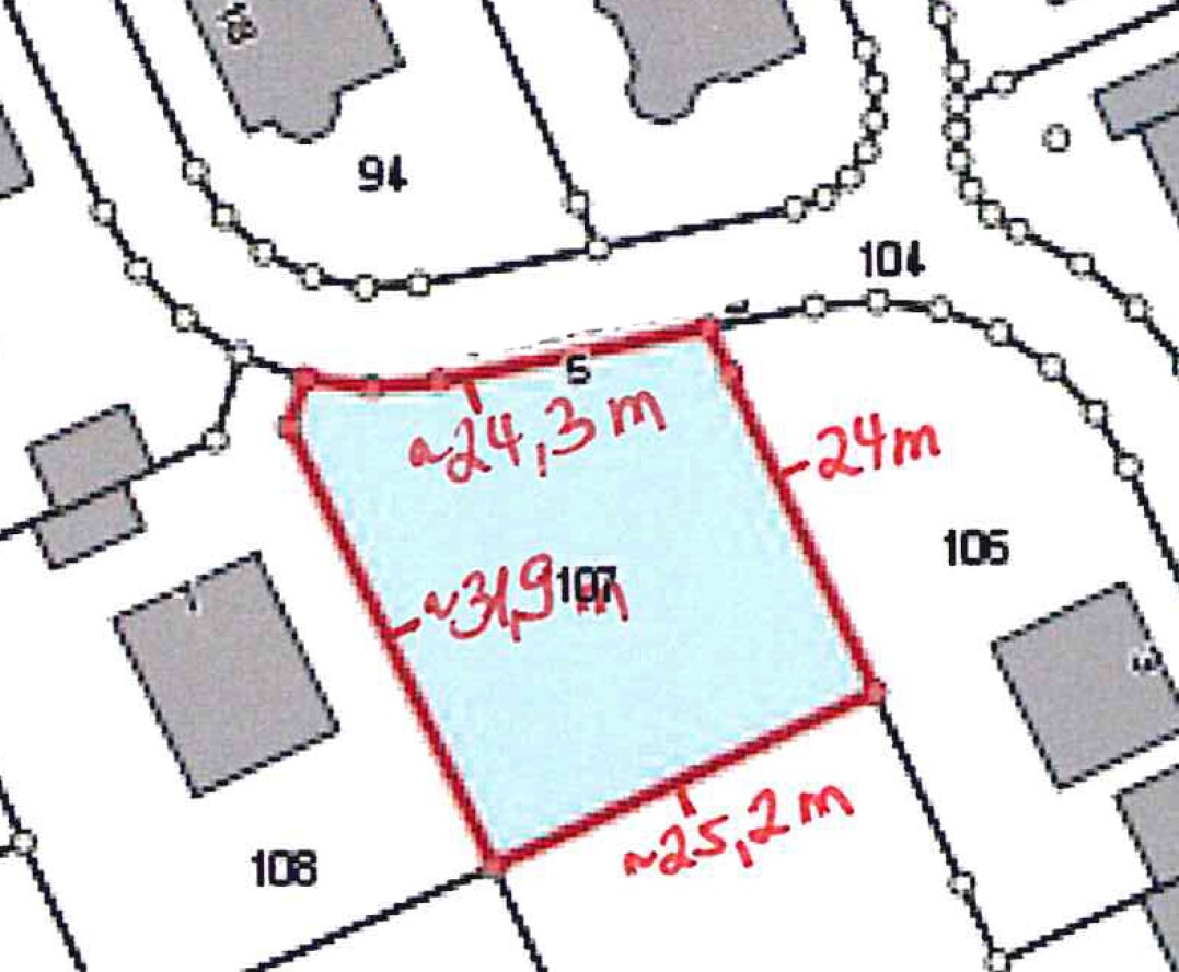 Lageplan eines Baugrundstücks mit roter Umrandung und blauem Flächenbereich