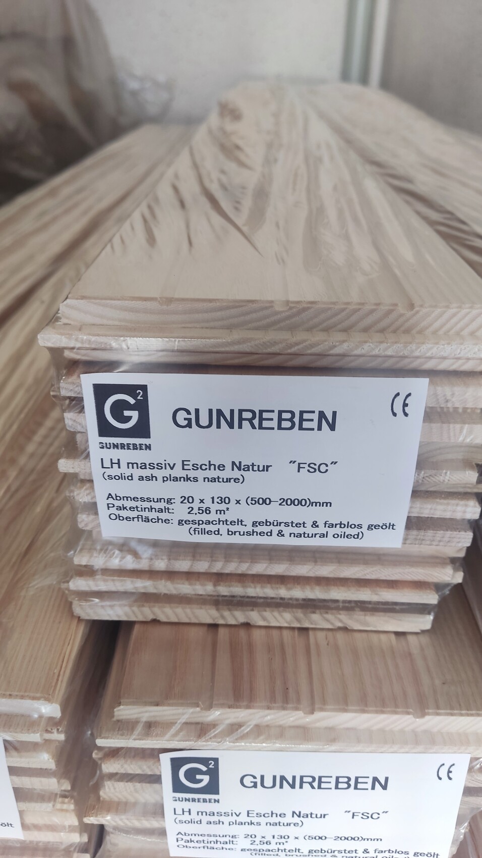 Stapel helle Eschenholz-Planken, FSC-zertifiziert, Etikett mit GUNREBEN auf der Oberseite