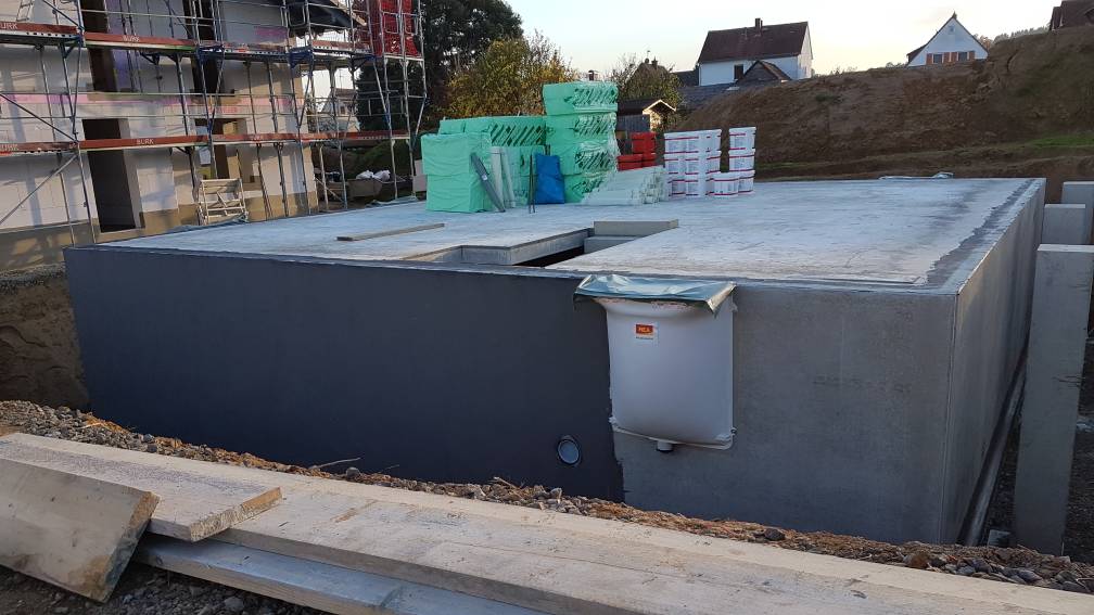 massives-beton-fundament-baubaustelle-konstruktion.jpg