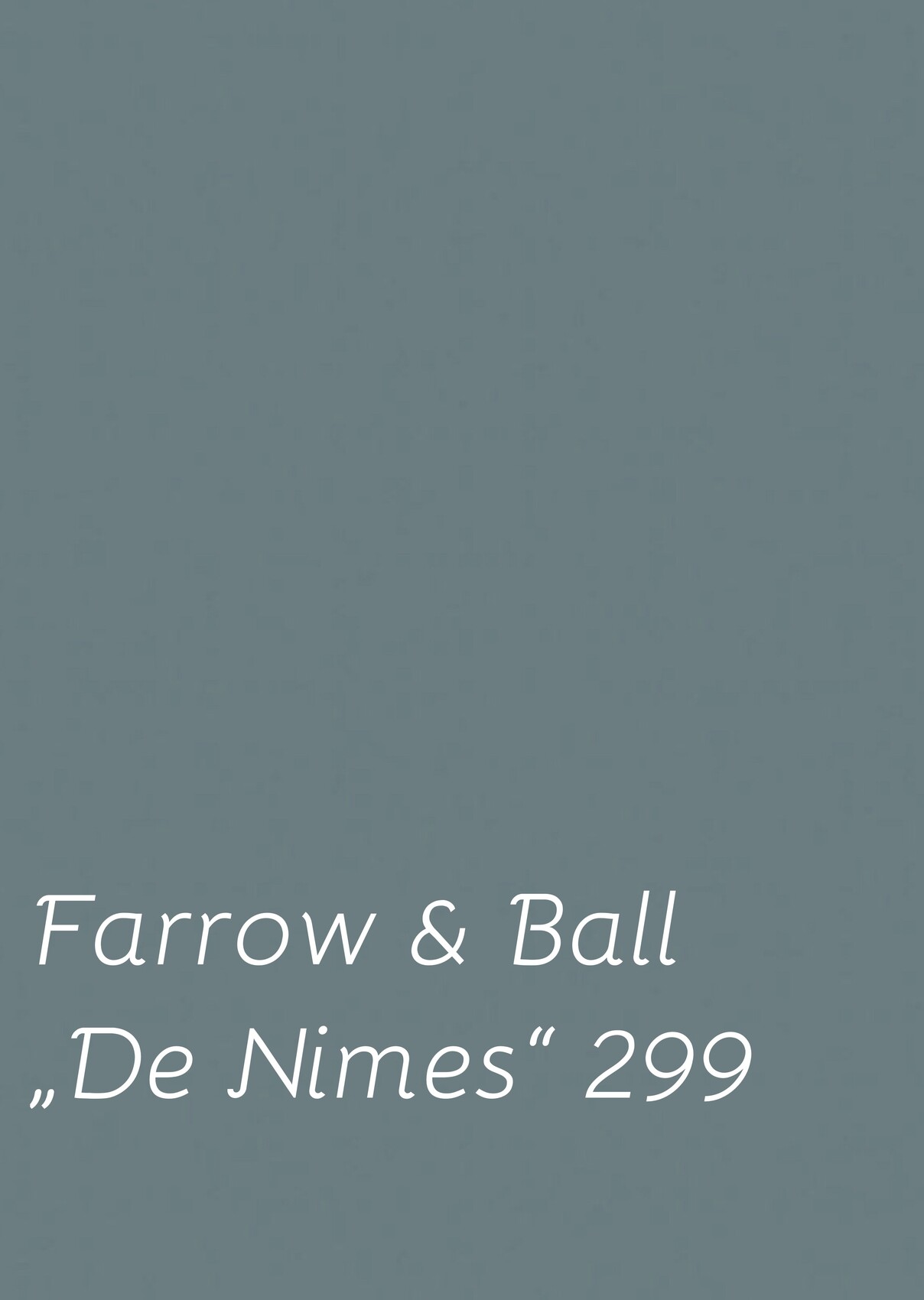Graublauer Hintergrund mit weißem, kursivem Text: Farrow & Ball „De Nimes“ 299