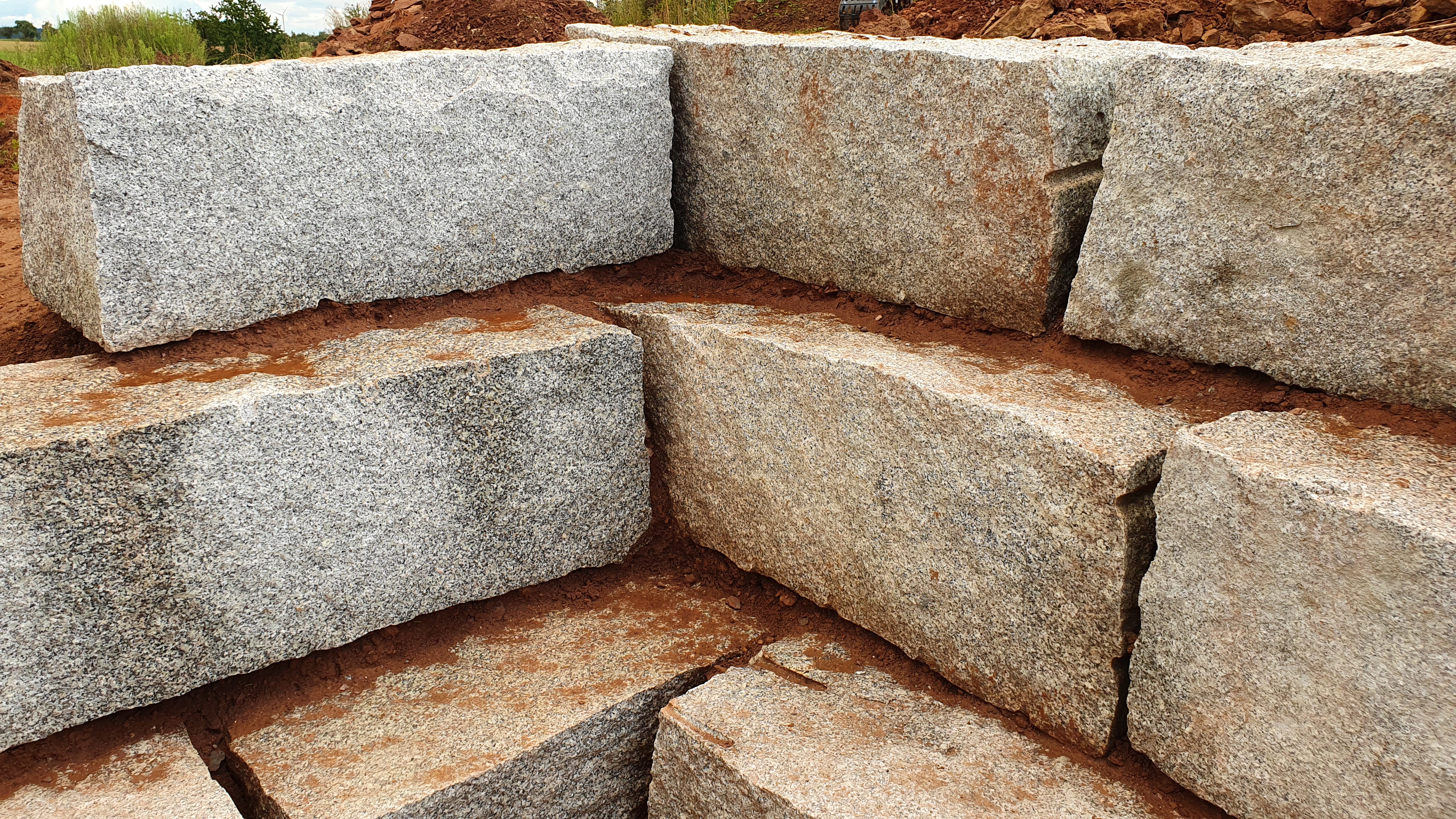 mauer-aus-granitbloecken-richtig-bepflanzen-525634-1.jpg