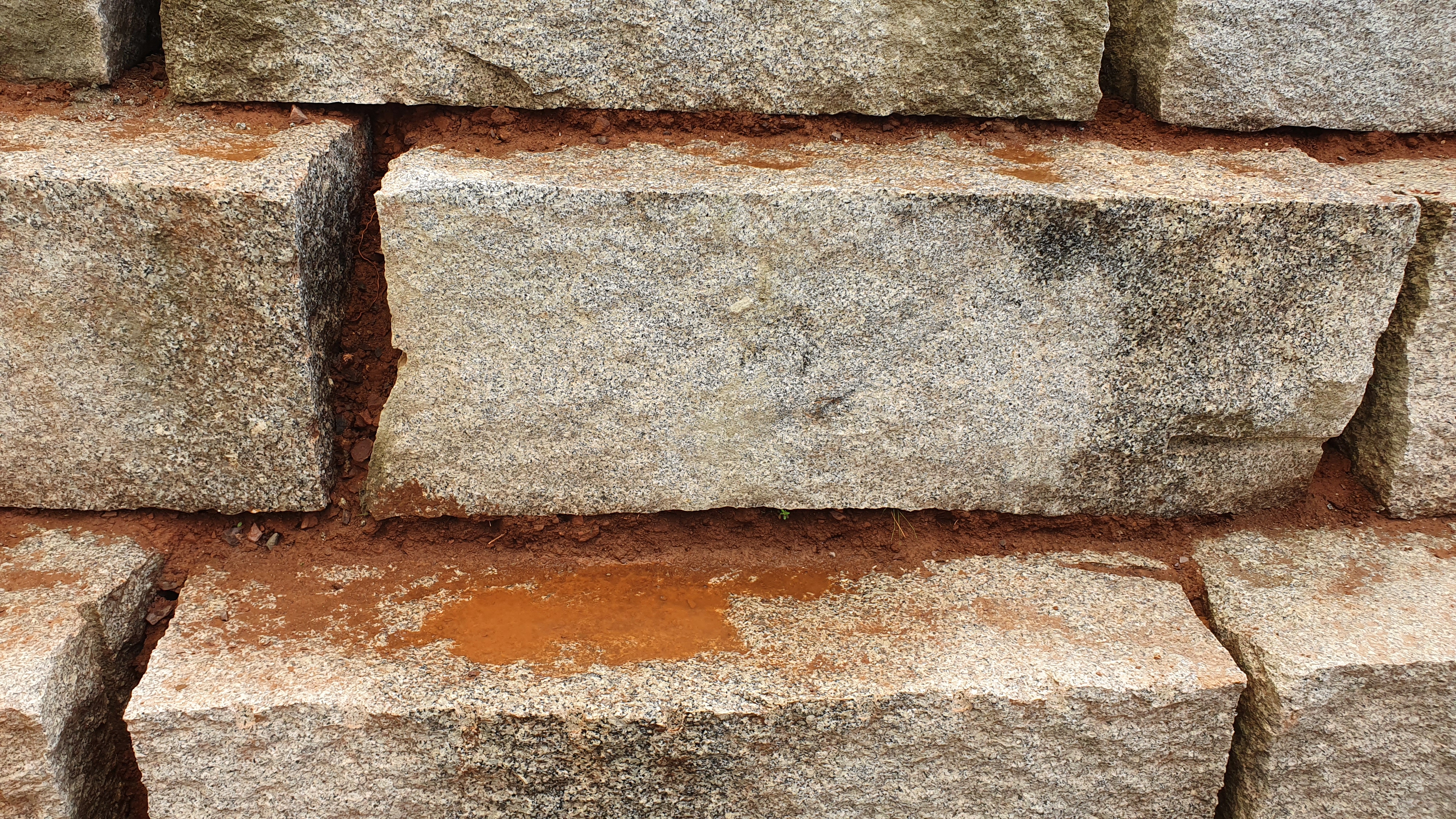 mauer-aus-granitbloecken-richtig-bepflanzen-525634-2.jpg