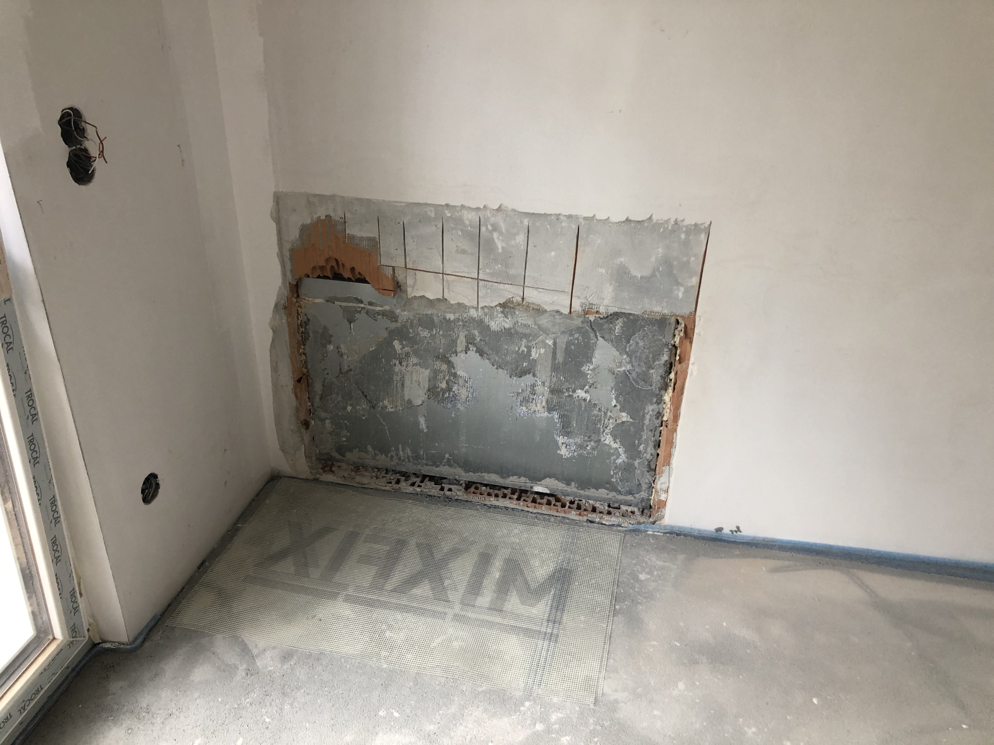 mauerwerk-wand-schliessenfuellen-hinter-dem-bodenheizungsverteiler-578742-1.jpeg