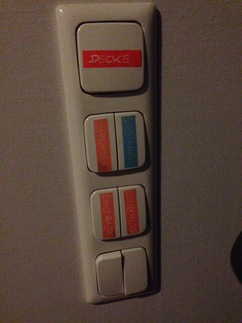 Wandpanel mit mehreren vertikalen Tastern; oberer roter Knopf mit der Aufschrift DECKE.