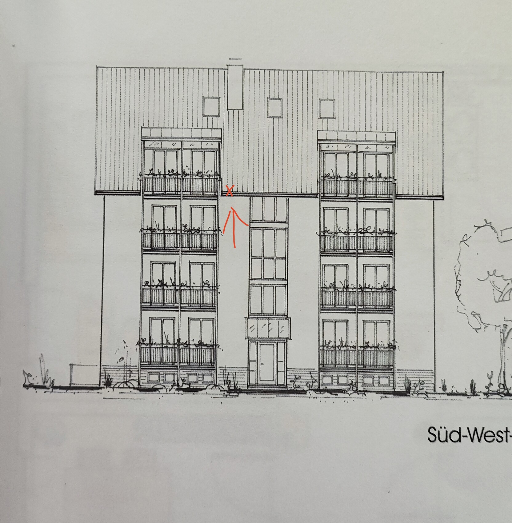 Architekturzeichnung einer mehrstöckigen Wohnhausfassade mit Balkonen und zentralem Eingang