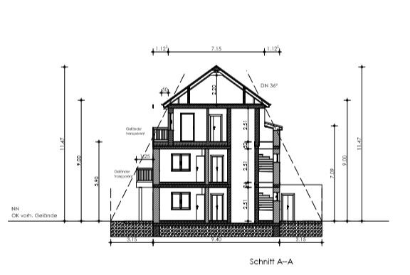 Querschnitt durch ein dreigeschossiges Wohnhaus mit Dachgauben, Fenstern, Türen und Balkonen