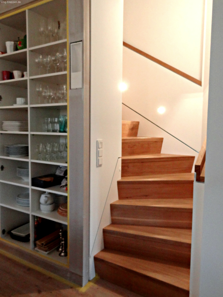 Holztreppe_zwischen_waenden_2.jpg