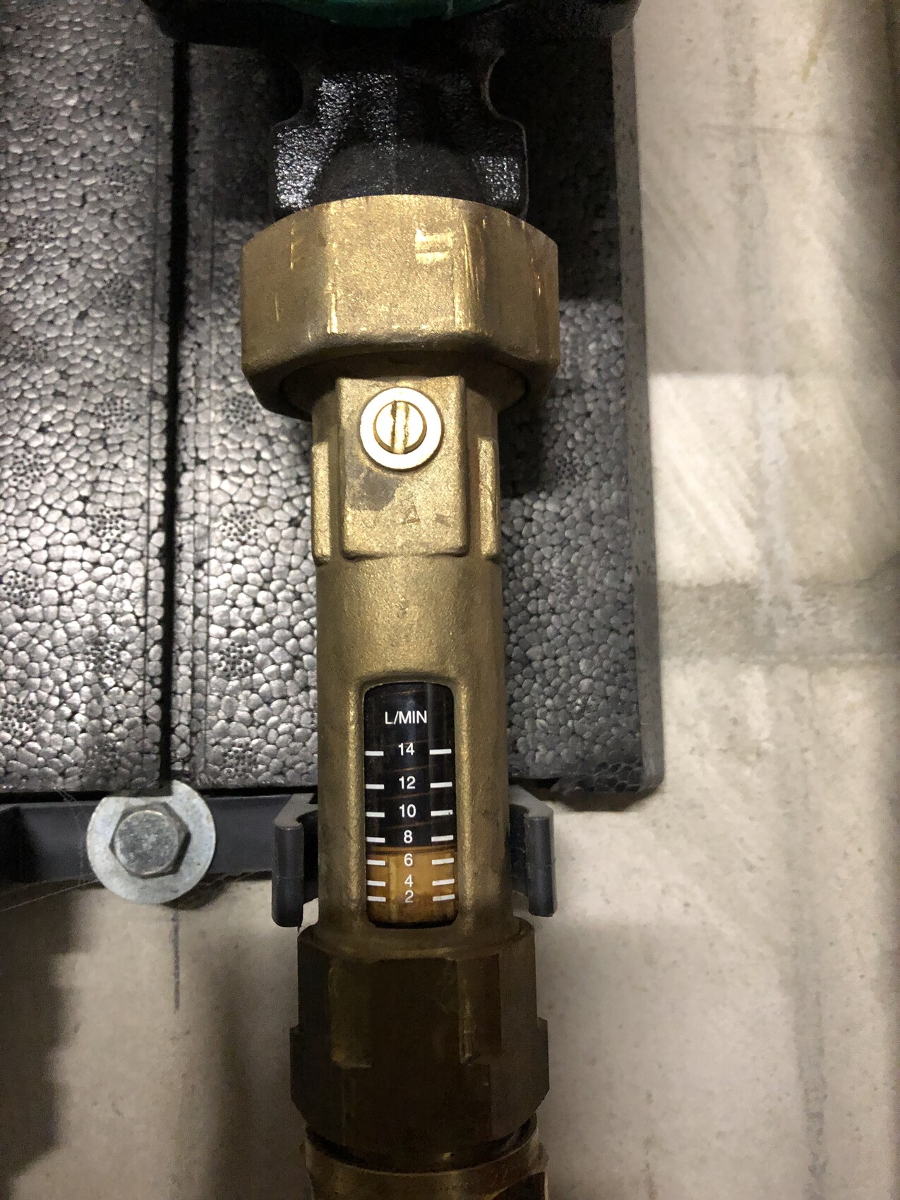 Messing-Regelventil mit Durchflussanzeige in Haustechnikinstallation