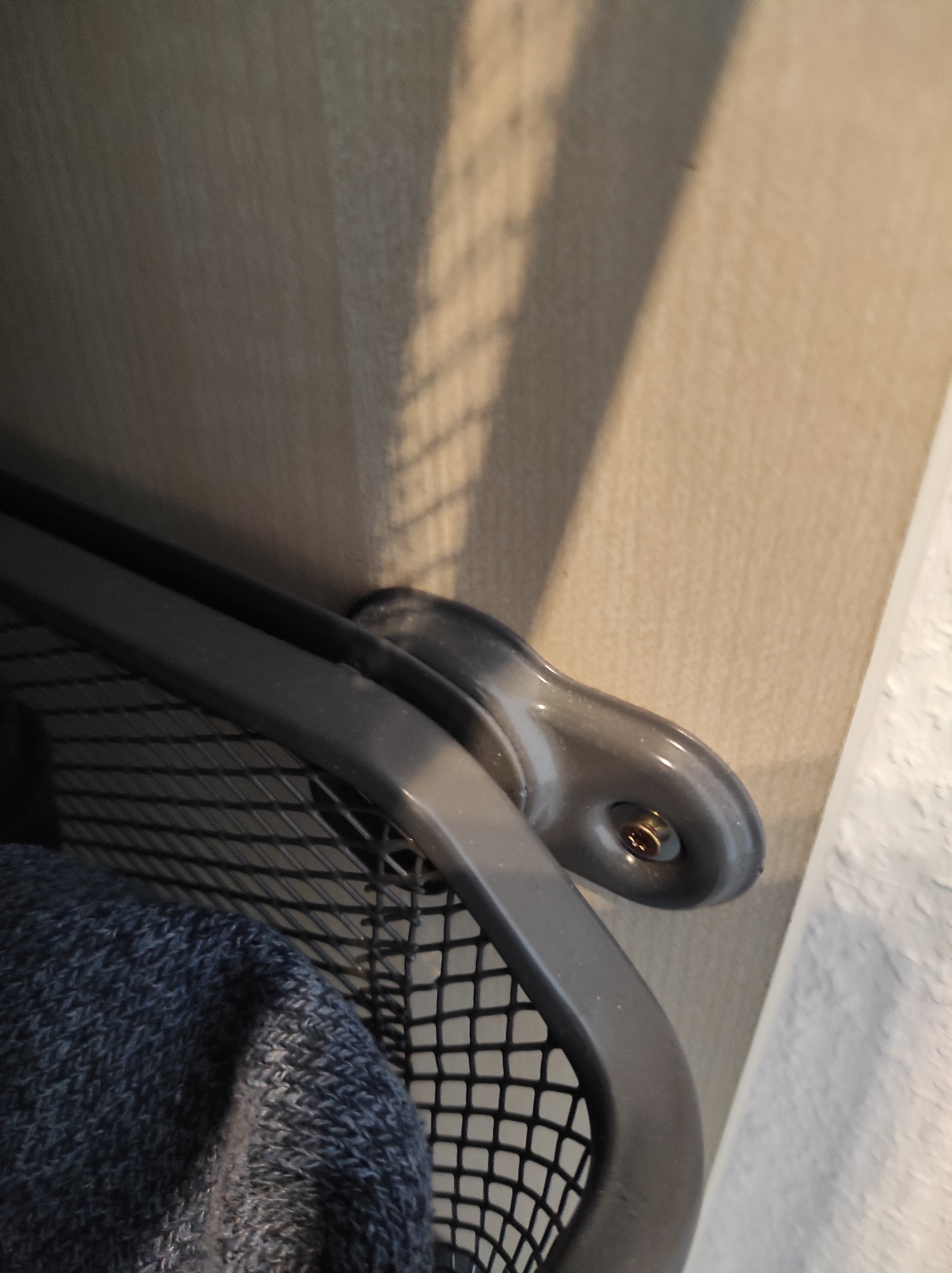 metall-halterung-wandmontage-regalnetzkorb-wohnraum.jpg