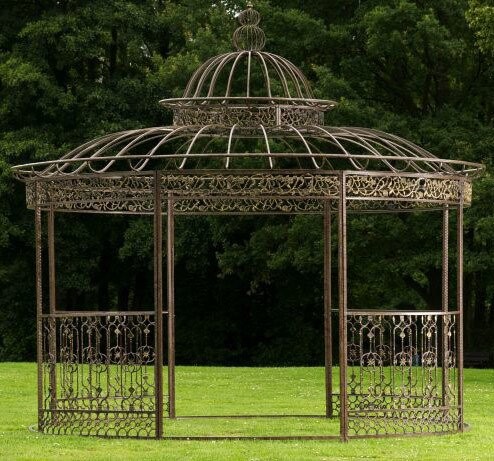 Metallpavillon im Garten mit filigranen Ornamenten und grünem Rasen
