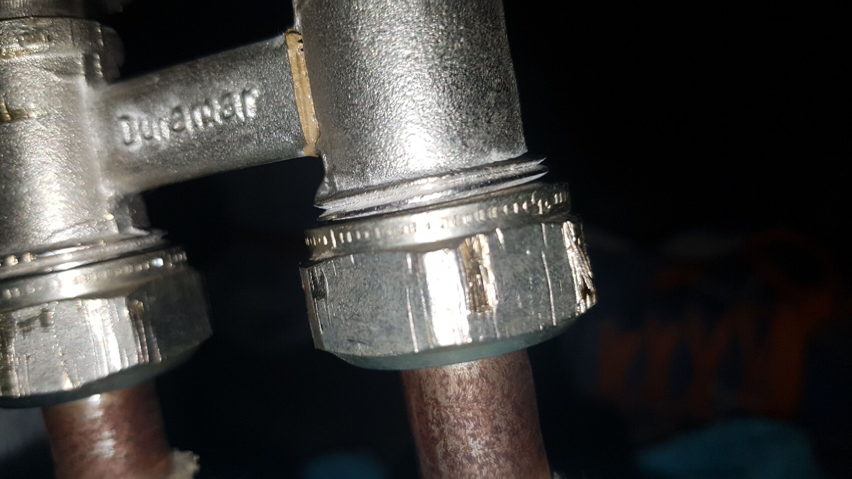 Nahaufnahme eines Metallventilanschlusses an einer Rohrverbindung mit Schraubring