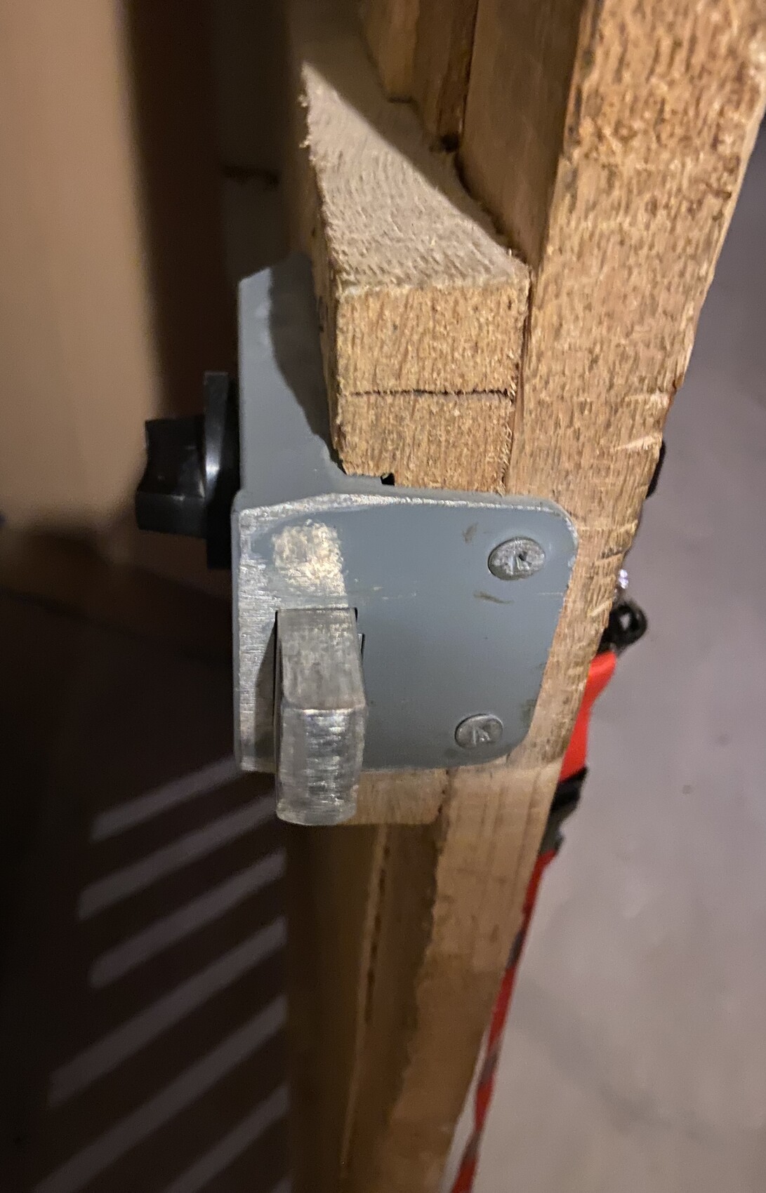 Nahaufnahme eines Metall-Türscharniers an einem Holzrahmen