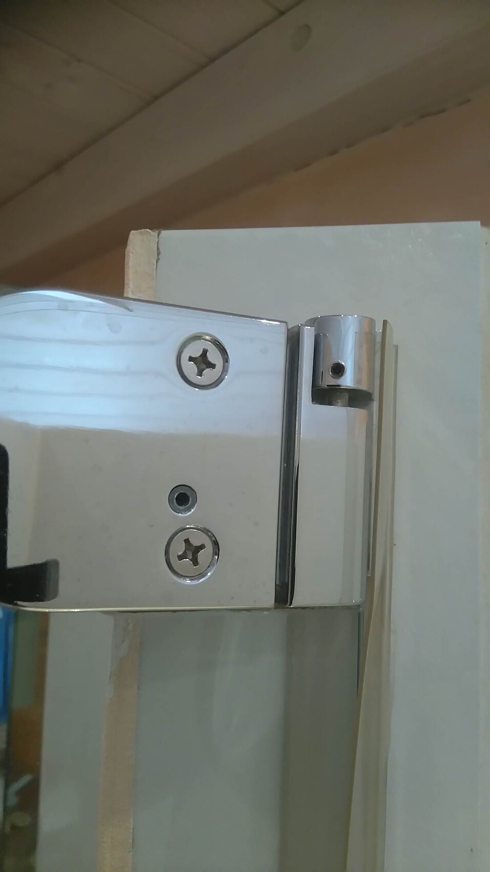 Nahaufnahme eines Türbands aus Metall mit Schrauben an Türrahmen