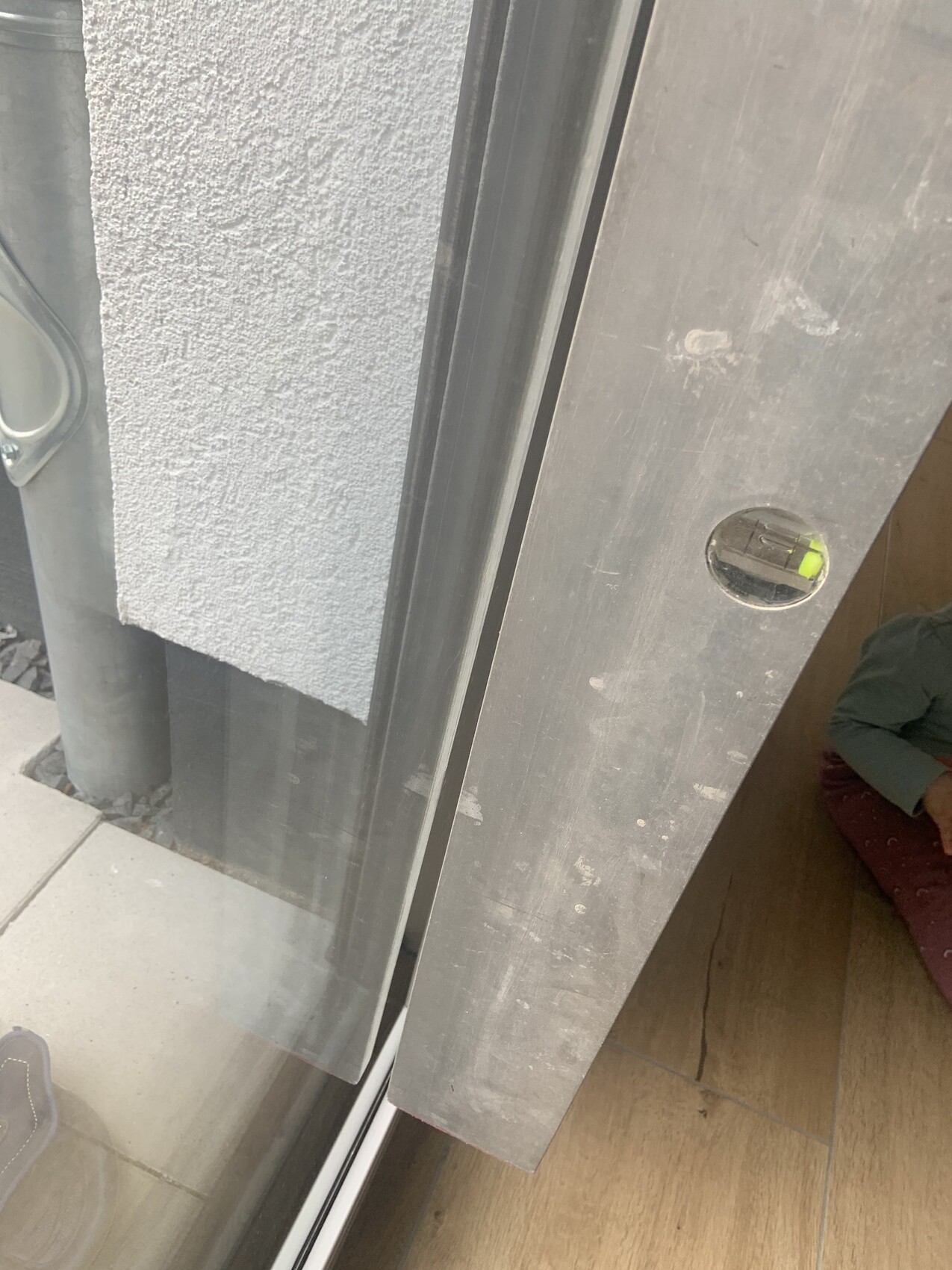 Nahaufnahme eines metallischen Türrahmens mit Wasserwaage im Türbereich