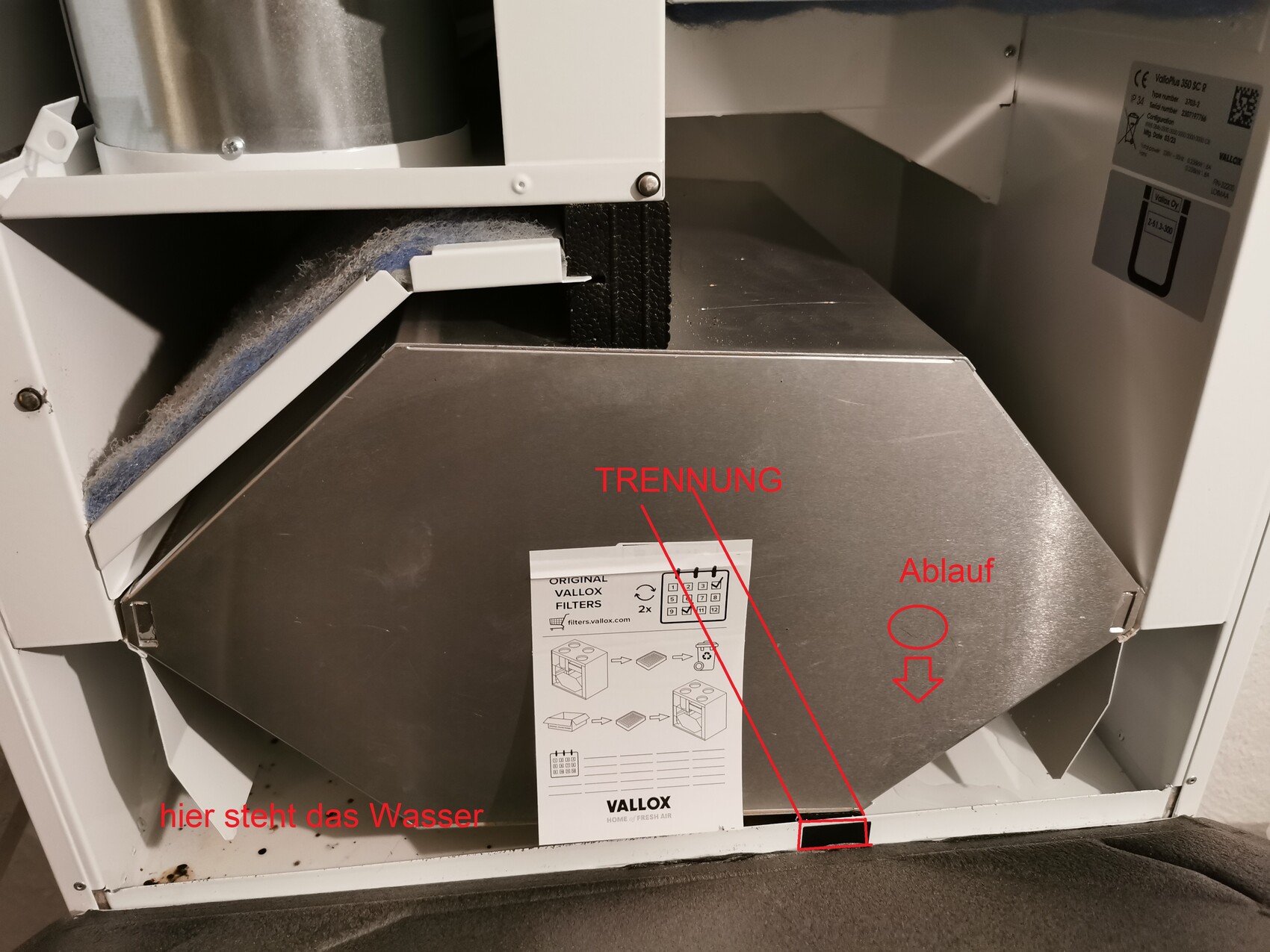 Metallische Lüftungsanlage mit Trennung, Ablauf und Wasseransammlung am Boden.