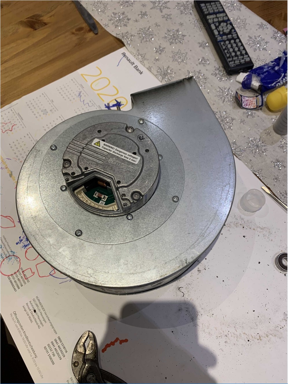 Runder Metallmotor mit offenem Zentrum, sichtbare Platine und Schrauben.