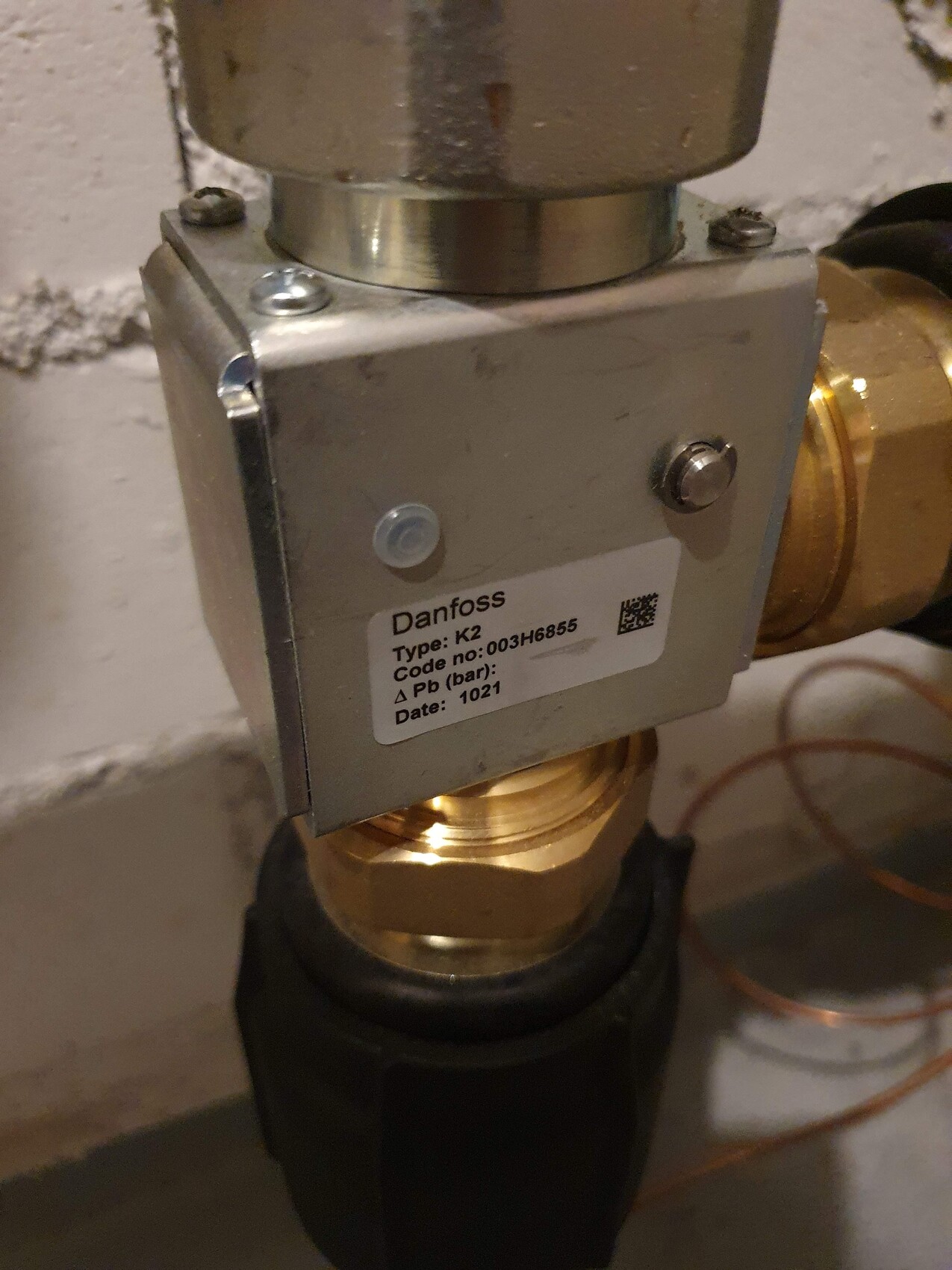 Danfoss-K2 Ventil mit Messinganschlüssen an Heizungsrohrinstallation.