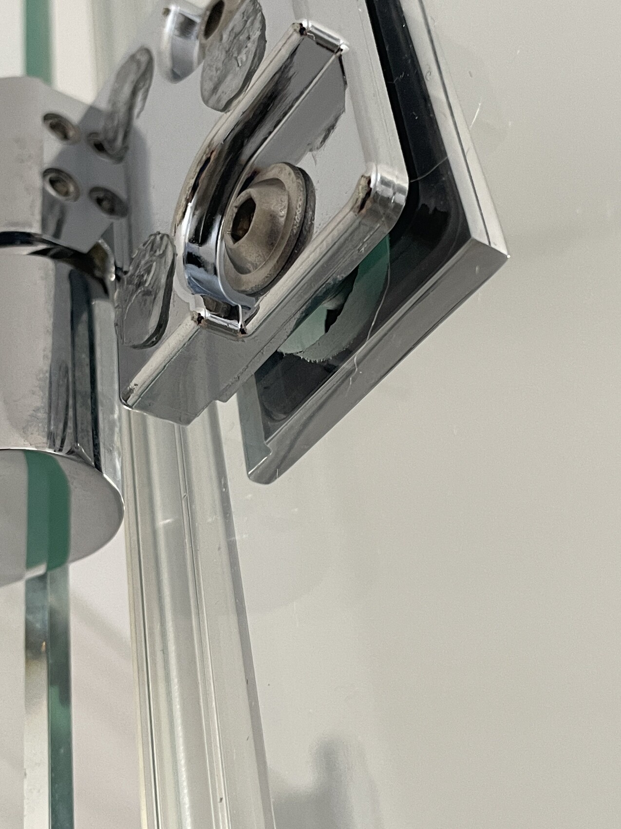 Nahaufnahme eines Türschlosses am Türrahmen, chromfarbig, sichtbare Verschlussmechanik.