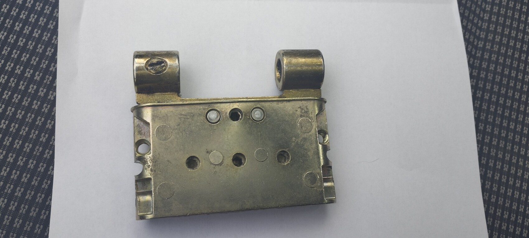 Metallisches Türschlossgehäuse mit zwei Zylindern und Bohrungen
