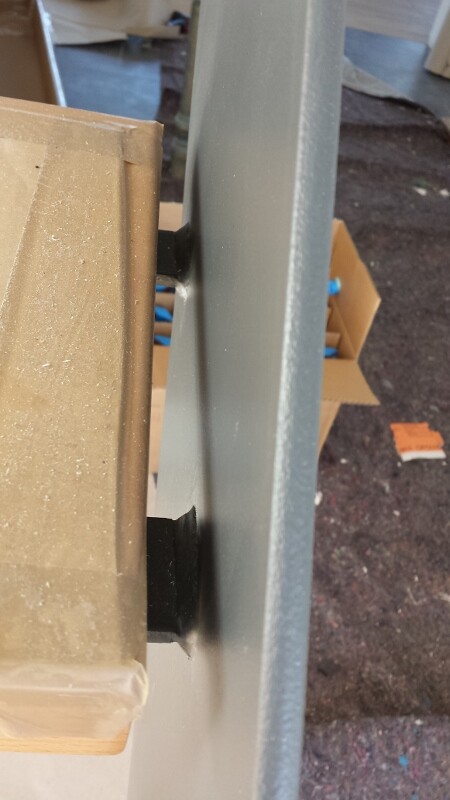 Nahaufnahme eines Metallrahmens neben Kartonverpackung auf einer Baustelle im Innenausbau