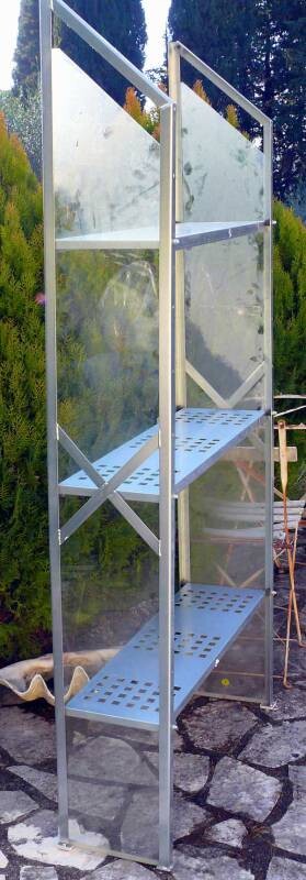 Metallregal mit Glasplatten im Garten als Außenaufbewahrung