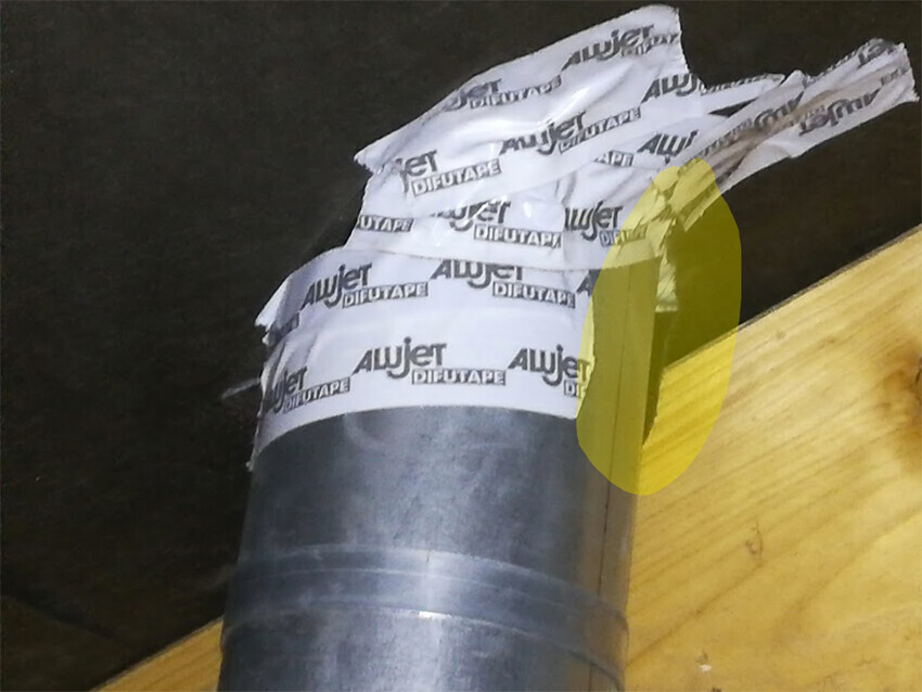 Metallrohr mit weißem Dichtband an der Rohrverbindung; gelb markierte Stelle hebt die Dichtzone hervor.