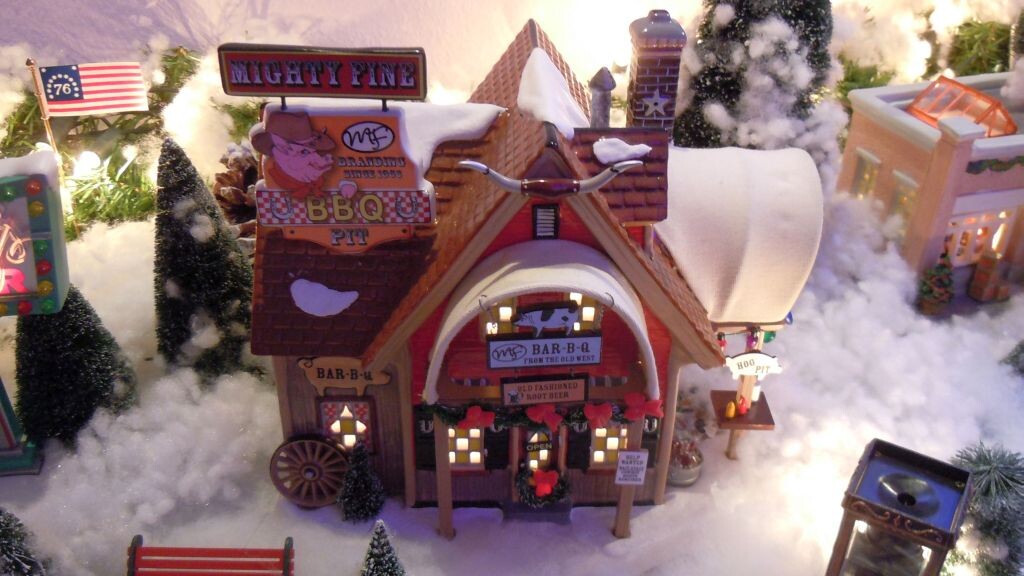 Miniaturhaus-Diorama im Schnee mit Bar-B-Q-Restaurant und Lichtern