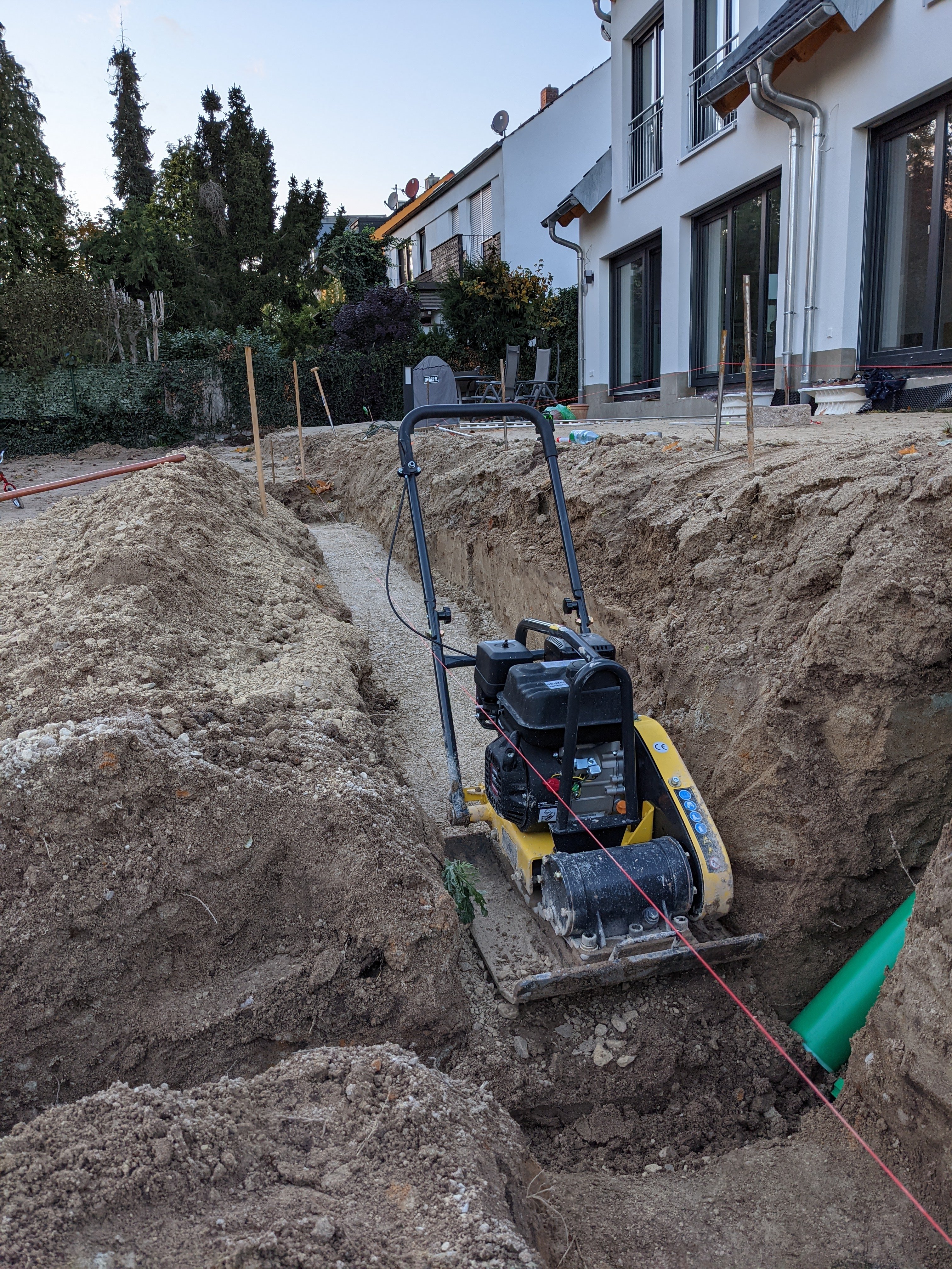 minibagger-im-grundbau-und-fundament-im-garten-baustelle.jpg