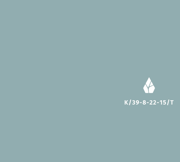 Tealfarbener Hintergrund mit kleinem weißen Blattlogo rechts und dem Text K/39-8-22-15/T.