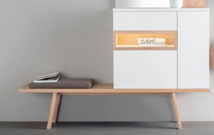 Minimalistischer Eingangsbereich mit Holz-Sitzbank und weißer Aufbewahrungseinheit.
