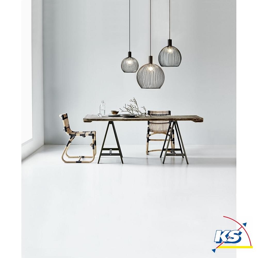 Minimalistischer Holztisch mit zwei Stühlen und drei Hängelampen, heller Raum.