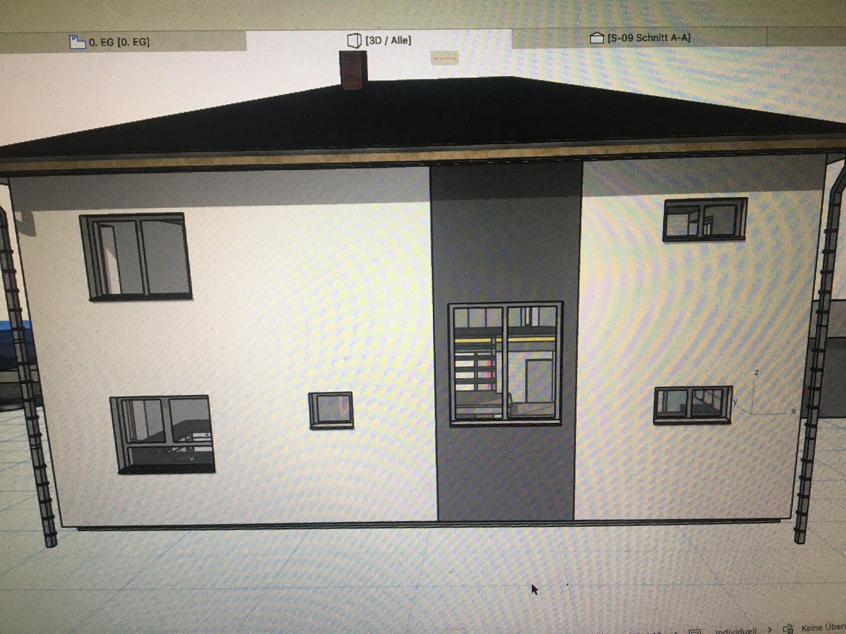 Modernes zweigeschossiges Haus mit weißer Fassade, dunkler Mittelwand und Fenstern.
