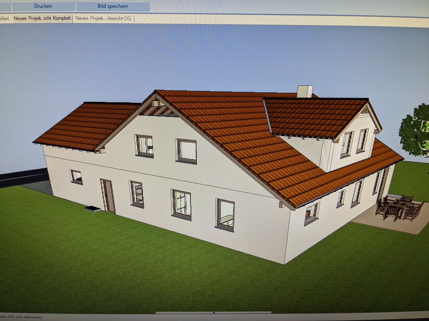Weißes zweistöckiges Haus mit rotem Ziegeldach, vielen Fenstern, Garten und Terrasse.