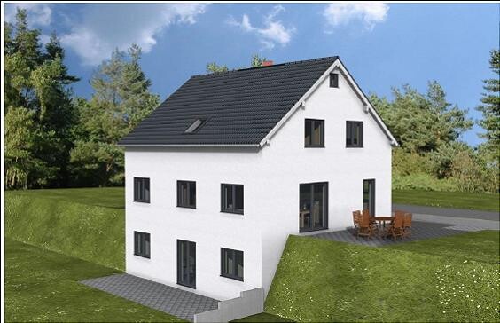 Weißes zweistöckiges Einfamilienhaus auf grünem Hang mit Terrasse und Gartenmöbeln.