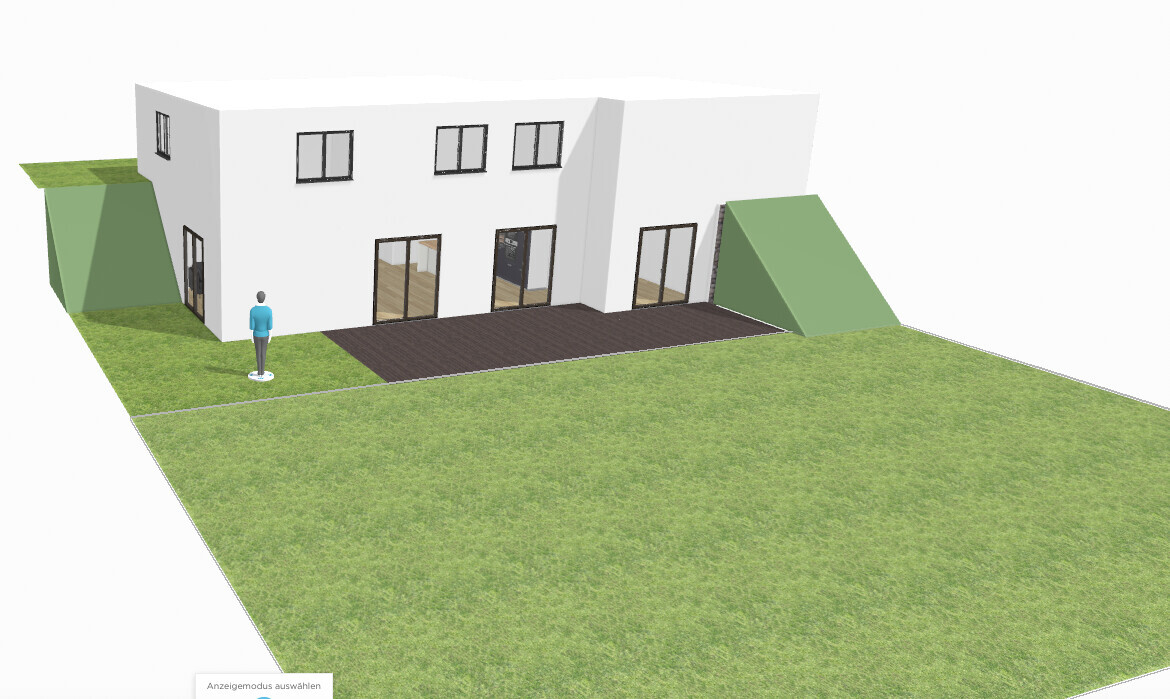 Weiße moderne Hausfront mit Holzterrasse, Fenstern, Garten und grüner Rampe; Person steht.