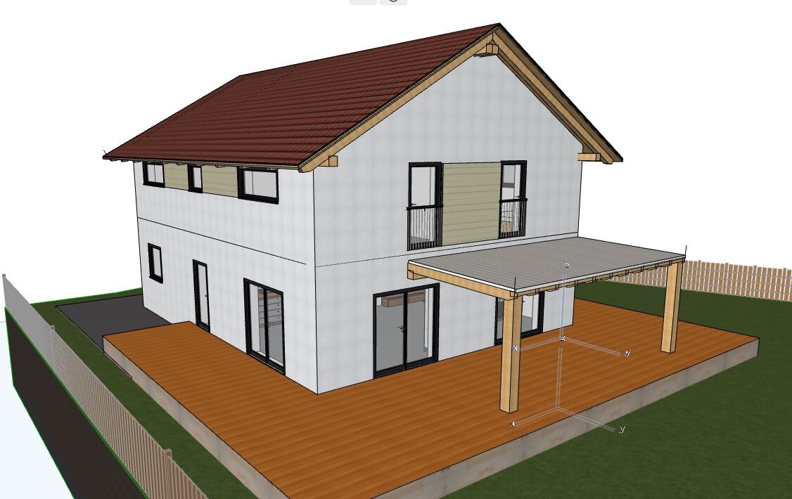 Zweistöckiges Haus mit rotem Satteldach, Holzterrasse und Pergola im Garten.